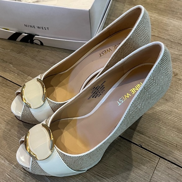 NIB Nine West Catchmeo Tan and White Peep Toe stiletto heels 7.5 - Picture 1 of 16